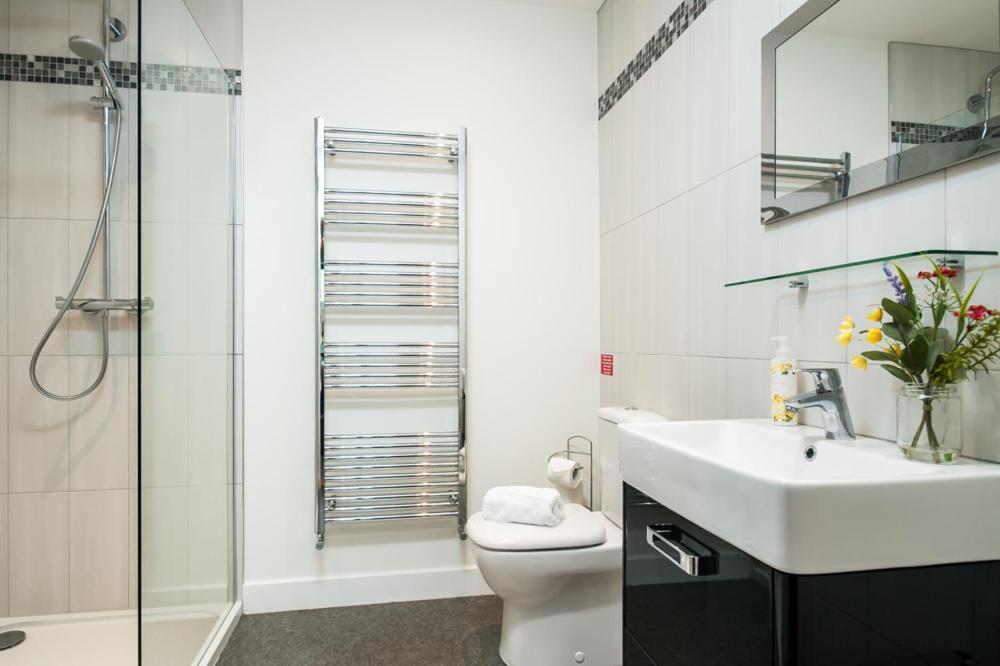 Solar Sanctuary- Skyline Balcony, City Centre, Three Floors, King Beds, Netflix And More! Bath Exteriér fotografie