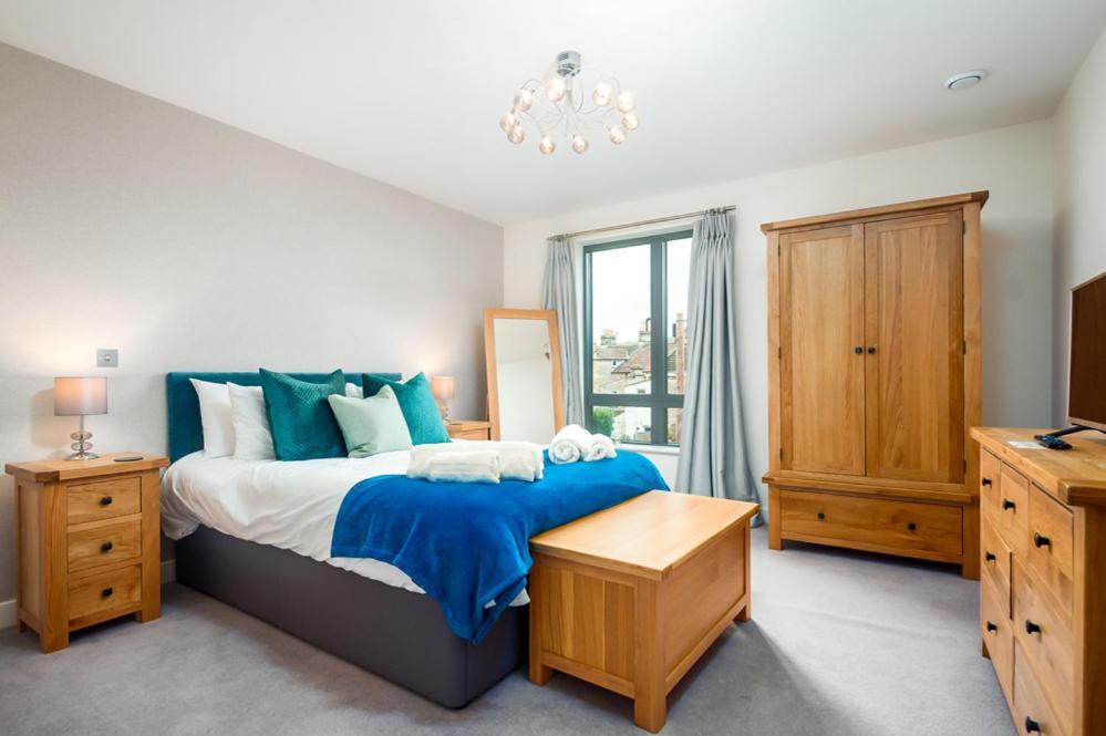 Solar Sanctuary- Skyline Balcony, City Centre, Three Floors, King Beds, Netflix And More! Bath Exteriér fotografie